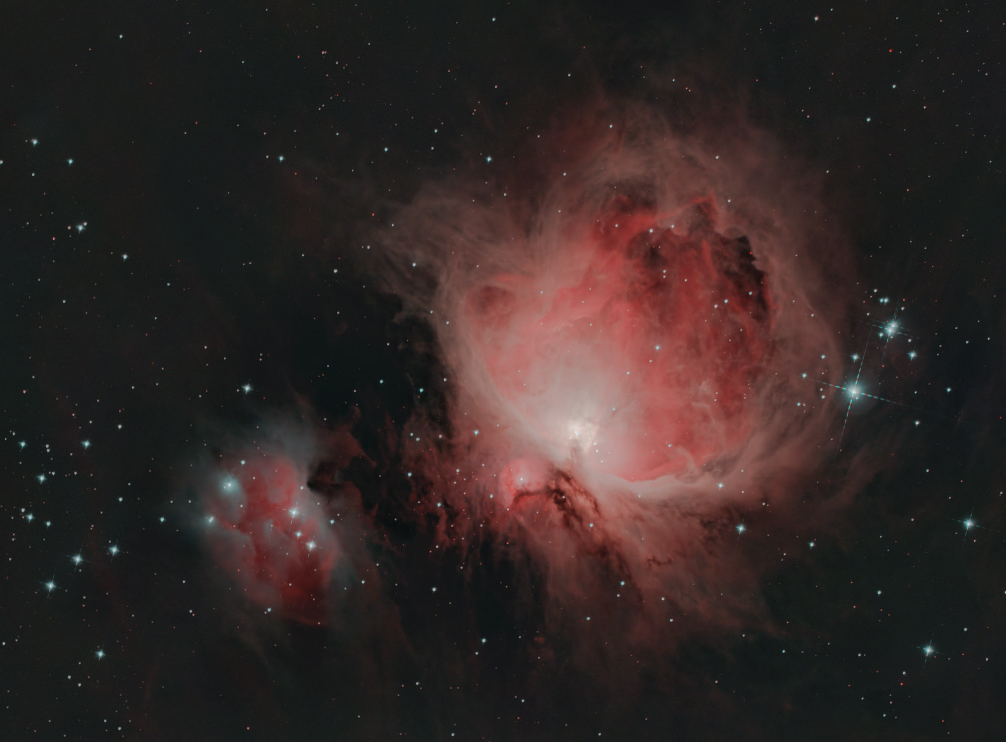 Der Orionnebel ist ein Emissionsnebel im Sternbild Orion. Durch die Helligkeit seines Zentrums ist der Nebel mit bloßem Auge sternähnlich als Teil des Schwertes des Orions südlich der drei Sterne des Oriongürtels gut sichtbar.